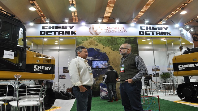 Roberto Diretor da World Tractor no Estande da Chery